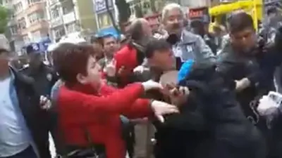 YSK önünde arbede! Polis müdahale etti