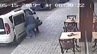 Park halindeki aracın iki kapısı çalındı !