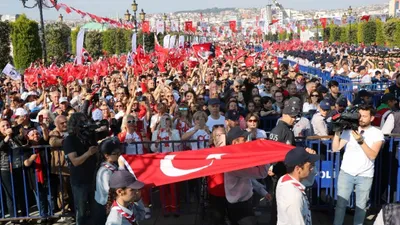Atatürk’ü temsil eden bayrak karaya çıkarıldı