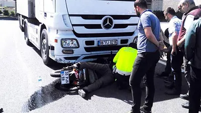 TIR motosikletliyi altına aldı...