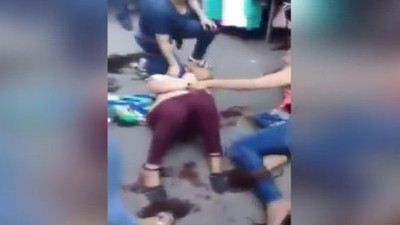 Suçladıkları kadınları dövüp saç ve elbiselerini kestiler