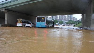 İstanbul sular altında ! Araçlar mahsur kaldı