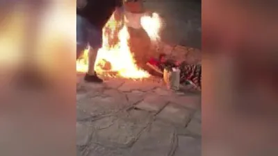 Evsizlerin üzerine alkol döküp yaktı! Dehşet anı kamerada