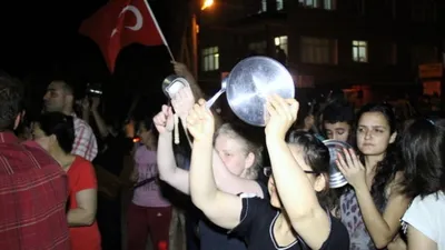İstanbul'da YSK'nın kararına tencereli tavalı tepki !