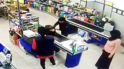 Markette çocuğa ''kadın mısın, erkek misin'' dayağı