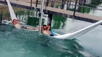 Adana'da kanala çarşafla hamak kurdular