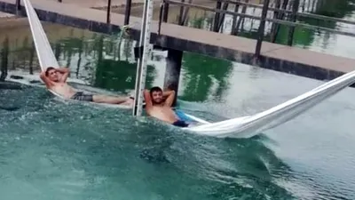 Adana'da kanala çarşafla hamak kurdular