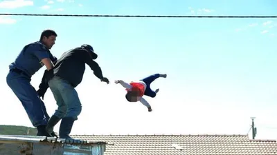 Bebeğini aşağı fırlatan baba serbest bırakıldı