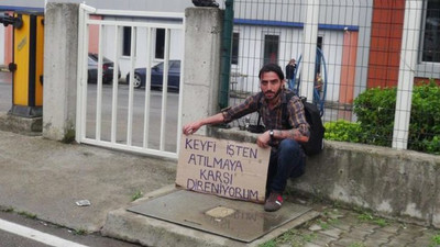 Engelli vatandaş kovulduğu iş yerinin önünde eylemde
