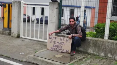 Engelli vatandaş kovulduğu iş yerinin önünde eylemde