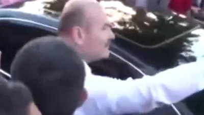 AK Parti önünde ''istifa'' sloganları
