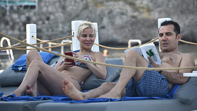 Ömür Gedik'ten bikini şov!