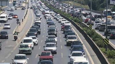 Bayram tatilinde İstanbul'da kalanlar pişman oldu! Trafik felç...