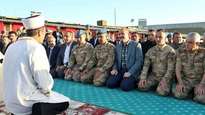 Bakan Soylu'nun katıldığı bayram namazı olay oldu