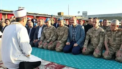 Bakan Soylu'nun katıldığı bayram namazı olay oldu