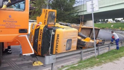 İstanbul'da vinç devrildi !