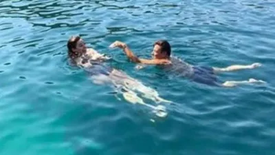 Fatih Ürek'in kız arkadaşıyla denizdeki yılan dansı olay oldu
