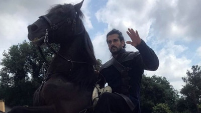 Burak Özçivit'ten Osman Gazi pozu!