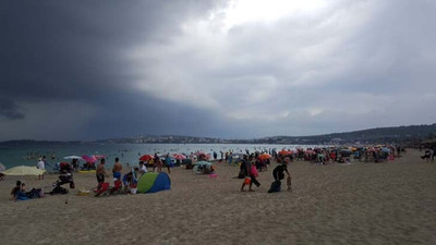 Plajda panik anları ! Bir anda ortaya çıktı herkes kaçtı...