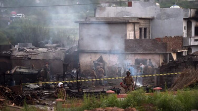 Askeri uçak evlerin üzerine düştü: 17 ölü