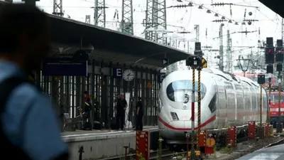 8 yaşındaki çocuğu trenin önüne atarak öldürdü
