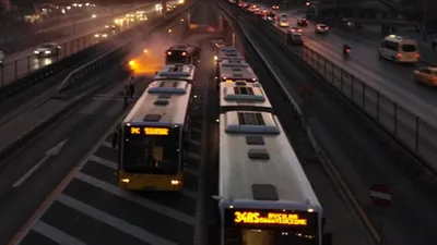 Avcılar'da metrobüs aracında yangın !