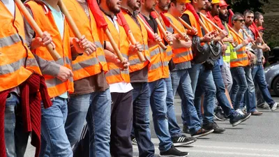 Binlerce kamu işçisi grev kararı aldı !
