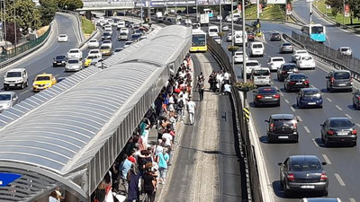 İstanbul'da korkunç kaza ! Bir genç metrobüsün altında kaldı