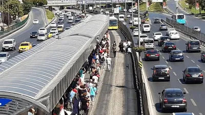 İstanbul'da korkunç kaza ! Bir genç metrobüsün altında kaldı