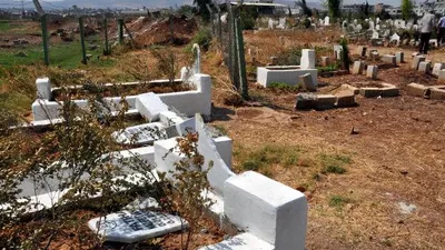 Onlarca mezarı tahrip edip, ''Yakında geleceğiz'' yazdılar