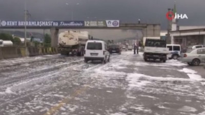 Yola dökülen sabun yağmur sonrası etrafı beyaza bürüdü