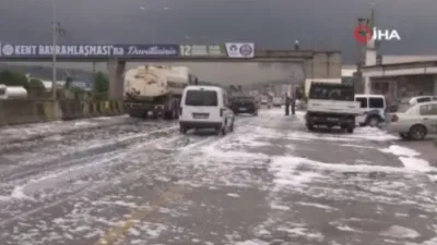 Yola dökülen sabun yağmur sonrası etrafı beyaza bürüdü