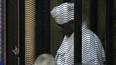 Sudan'ın devrik lideri Beşir hakim karşısında