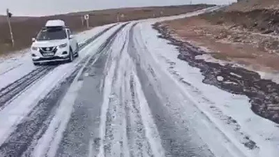 Yaz günü kar sürprizi; yollar bembeyaz oldu