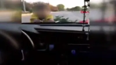 Bahşiş almak için kaputa tutunan çocukla yola devam etti