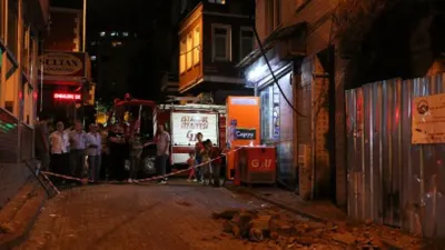 Fatih'te yürekler ağza geldi... Balkon çöktü !