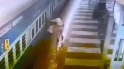 Tren istasyonunda dehşet kamerada