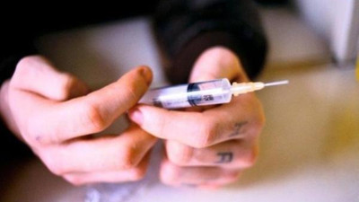 Polis aracının kapısına şırınga iğnesi yapıştırdı