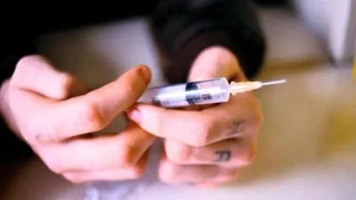 Polis aracının kapısına şırınga iğnesi yapıştırdı