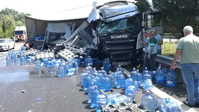 TEM'de kaza ! Damacanalar yola savruldu
