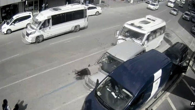 Akılalmaz kaza kamerada! Duran araç yolcuya çarptı