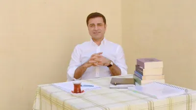 Selahattin Demirtaş'tan HDP önünde eylem yapan annelere destek