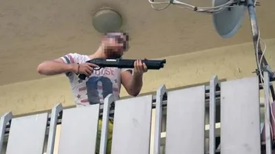 Annesini ve kız kardeşini pompalı tüfekle rehin aldı