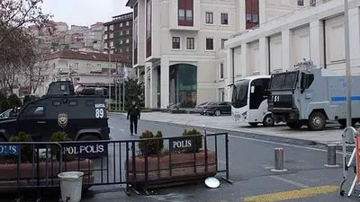 Bir eylem de AK Parti binası önünde! Oturma eylemine başladılar