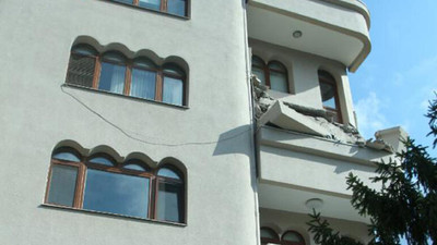 Şişli'de bir binanın balkonu çöktü
