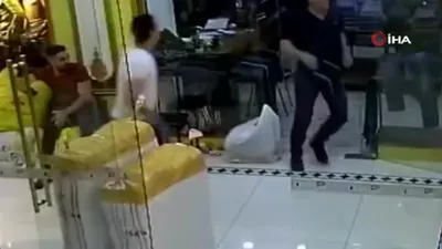 Depremde herkes kaçtı, o gülerek izledi