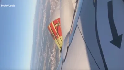 Havada panik anları: Uçağın motor kapağı açıldı