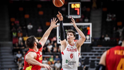 12 Dev Adam, Karadağ'ı 79-74 yendi