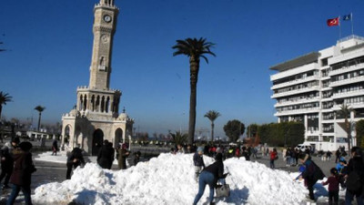 İzmir Konak Meydanı'nda kar sürprizi
