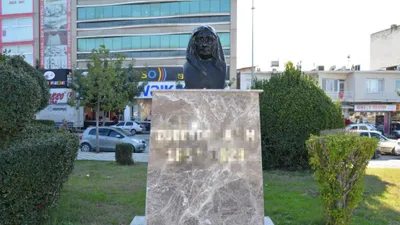 Zübeyde Hanım'ın büstüne saldırı